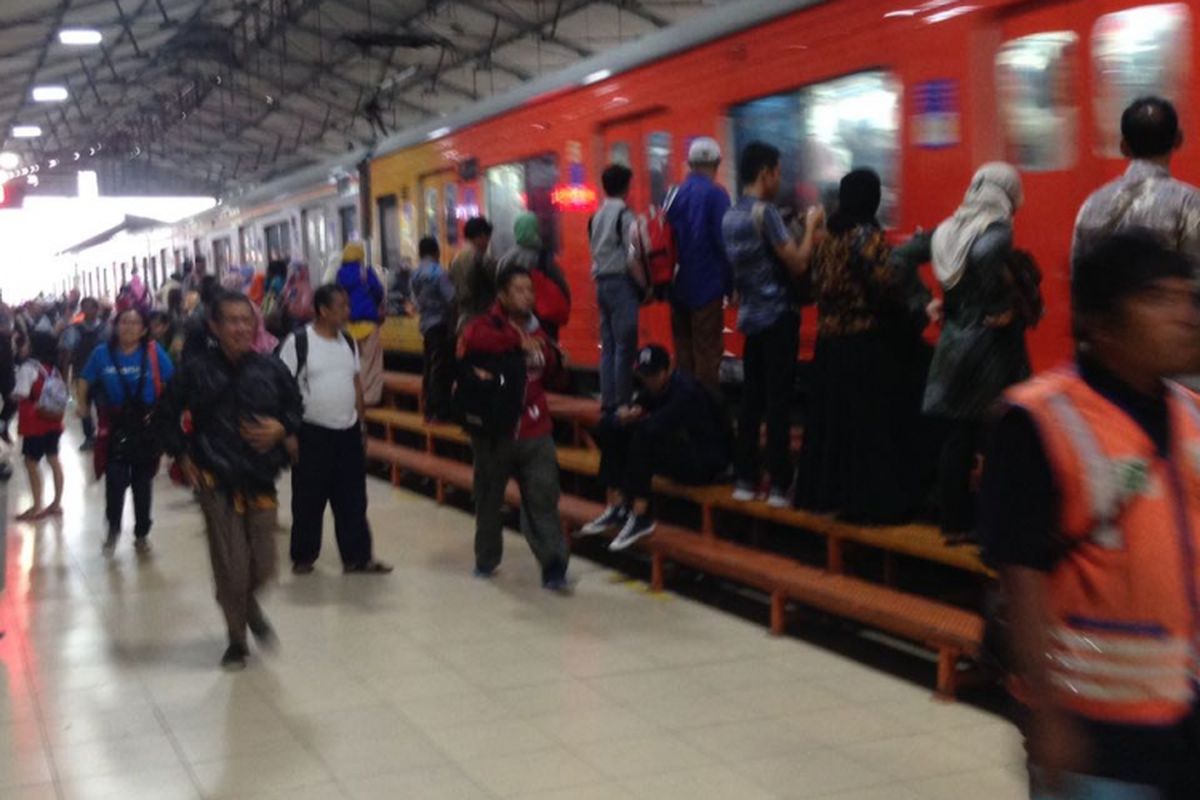 Suasana di Stasiun Jatinegara Jakarta, Jumat (31/3/2017). Tidak terlihat adanya lonjakan penumpang di stasiun tersebut.