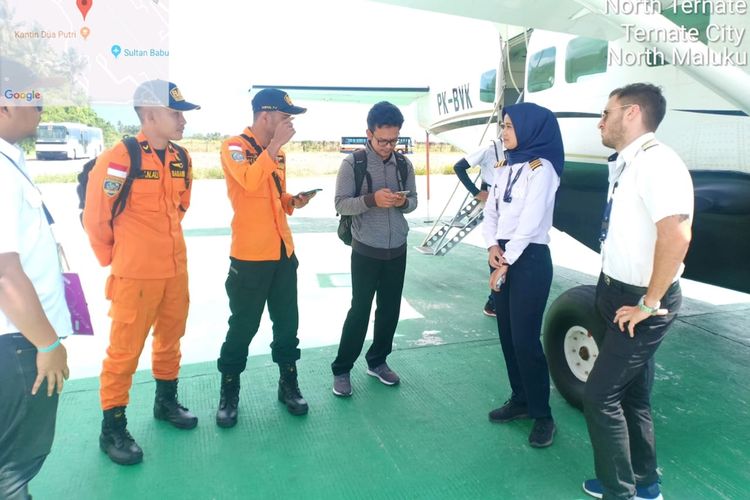 Pilot Pesawat Casena C 208 B PK-BVK bersama dua petugas Basarnas bersiap menaiki pesawat untuk operasi pencarian kapal Kargo MV Nur Allya di perairan Pulau Buru, Senin (26/8/2019) Foto Kepala SAR Ambon, Muslimin