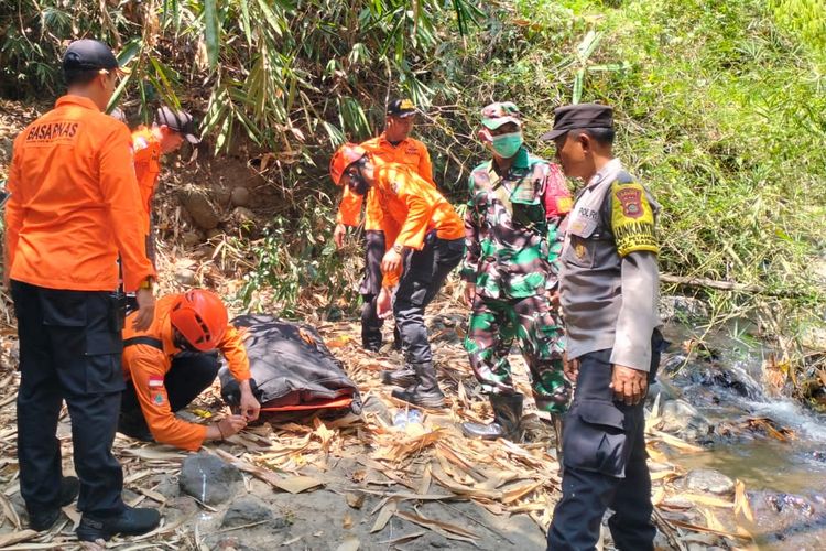 Petugas mengevakuasi jenazah warga Desa Petandakan, Kabupaten Buleleng, Provinsi Bali, yang dilaporkan hilang, pada Senin (21/8/2023).