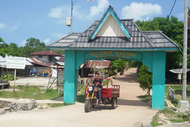 Gerbang Desa Pulau Seliu, Belitung.