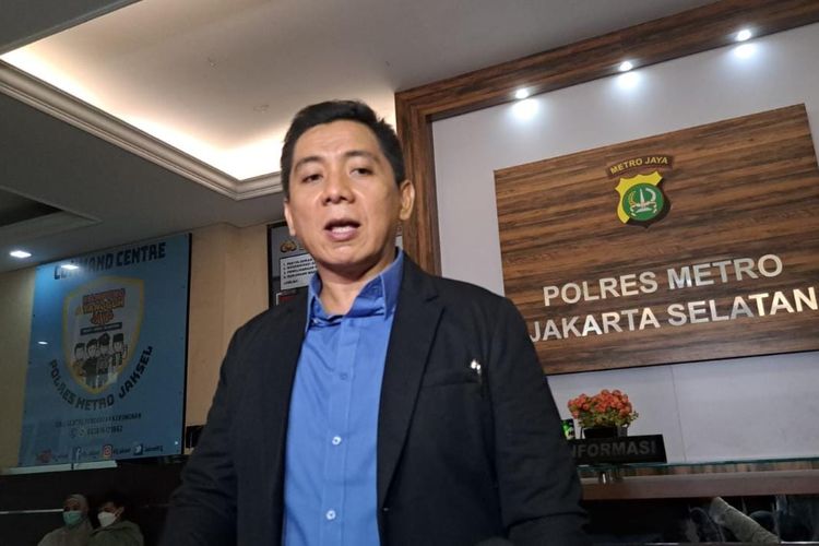 Kuasa hukum Dewi Persik, Sandy Arifin, saat ditemui di Polres Metro Depok pada Selasa (28/11/2022).