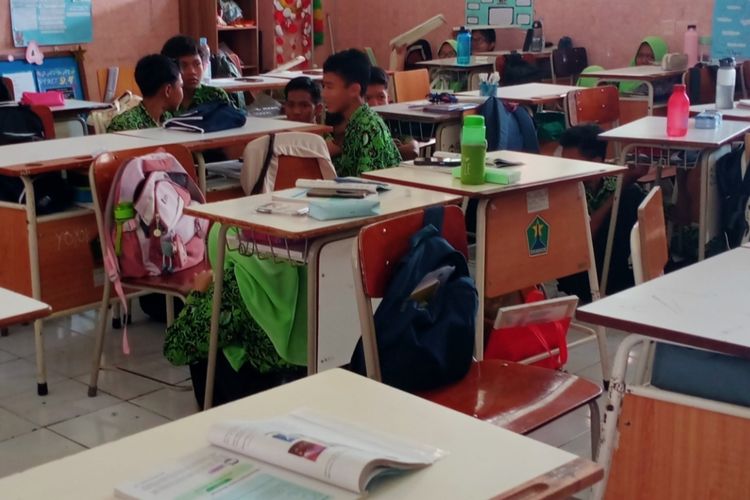 Ratusan murid SMPN 3 Malang bersembunyi di bawah meja kelas masing-masing saat terjadi gempa.