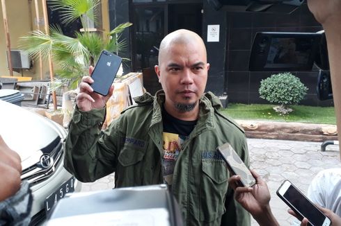 Ahmad Dhani Tersenyum Lebar Saat Unggah Foto dengan Papan Tersangka