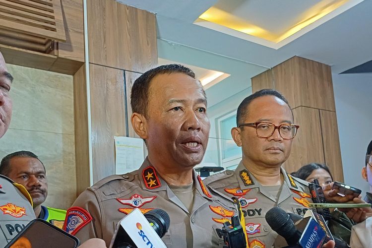 Kepala Korps Lalu Lintas (Kakorlantas) Polri Irjen Aan Suhanan di Km 70 Tol Japek, Jawa Barat, Senin (8/4/2024).