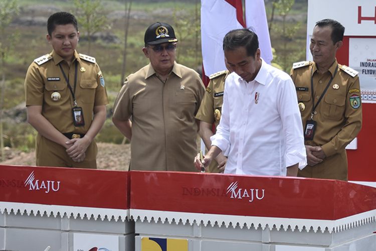 Presiden Joko Widodo saat meresmikan tol Indralaya-Prabumulih di Kabupaten Ogan Ilir, Sumatera Selatan, Kamis (26/10/2023)