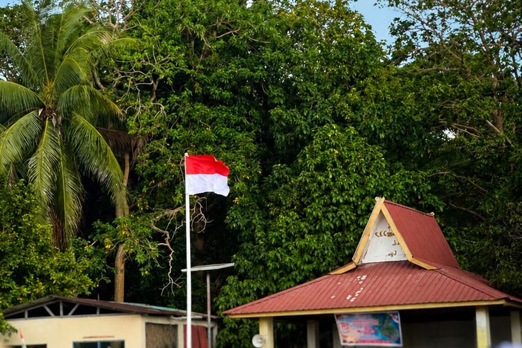 Kapan Bendera Merah Putih di Depan Rumah Boleh Diturunkan?