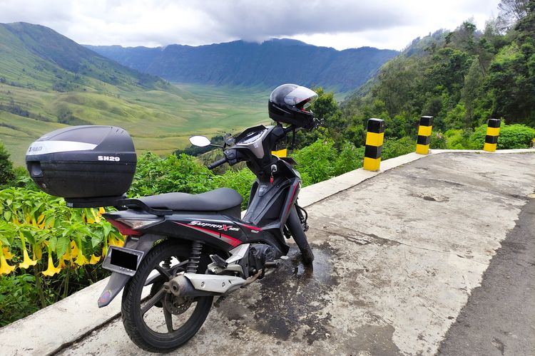 Bromo dari Pertigaan Jemplang.