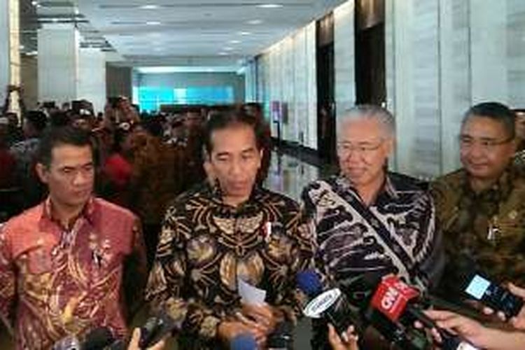 Presiden Joko Widodo (Jokowi) dan Menteri Pertanian (Mentan) Andi Amran Sulaiman, Menteri Perdagangan (Mendag) Enggartiasto Lukita dan Menteri Desa PDTT Eko Putro Sandjojo saat Rakernas Pertanian di Hotel Bidakara, Jakarta, Kamis (5/1/2017).