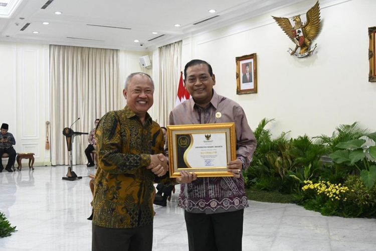 Rektor UNJ Prof. Komarudin (kiri) mendapatkankan Penghargaan Anugerah Keterbukaan Informasi Publik 2023 di Istana Wakil Presiden, Jakarta, pada Rabu, 19 Desember 2023 
