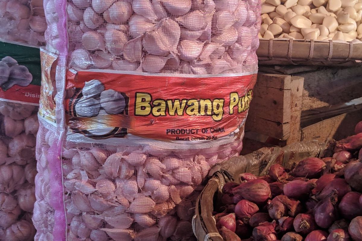 Bawang putih impor asal China di Pasar Anyar Kota Tangerang, Rabu (12/2/2020)