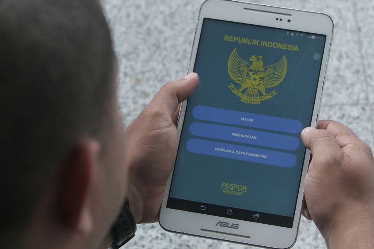 Warga menggunakan aplikasi antrian paspor online, Selasa (23/1/2018).