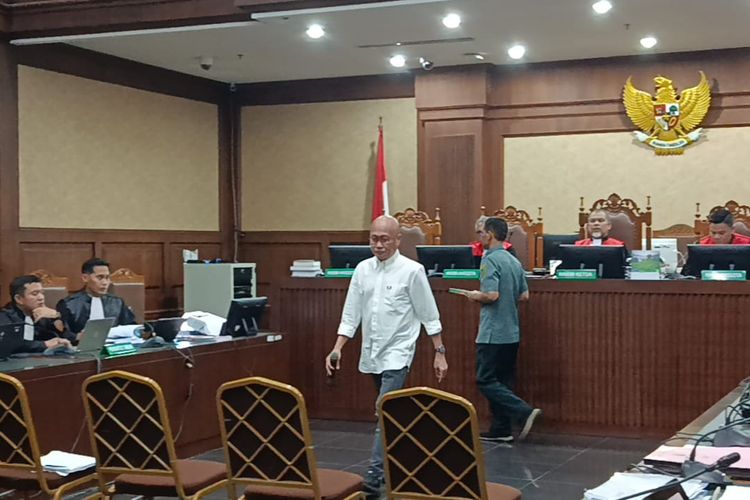 Terdakwa sekaligus Advokat Ariyanto Bakri saat disumpah menjadi saksi mahkota dalam kasus suap hakim CPO untuk terdakwa Marcella Santoso dan Junaedi Saibih dalam sidang Pengadilan Tipikor Jakarta, Rabu (11/2/2026). 