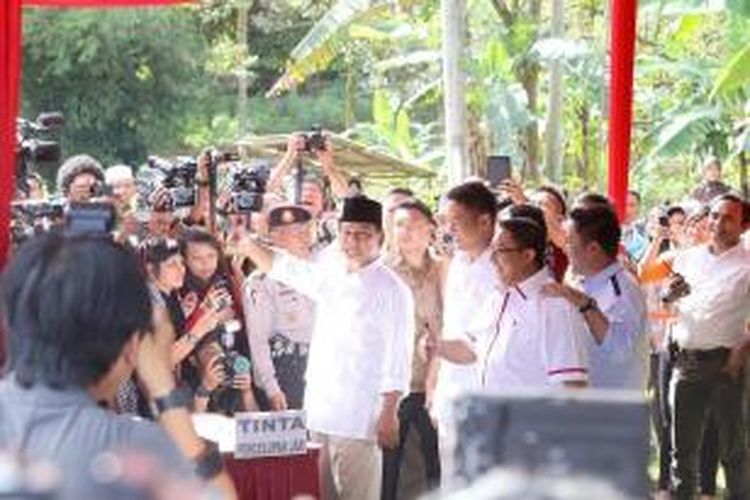 Prabowo Subianto menunjukkan jarinya yang sudah dicelup ke tinta usai mencoblos di TPS 02, RT 02 RW 09, Kampung Curuk, Bojong Koneng, Hambalang, Bogor, Jawa Barat, Rabu (9/4/2014). Foto dari http://twitter.com/Prabowo08