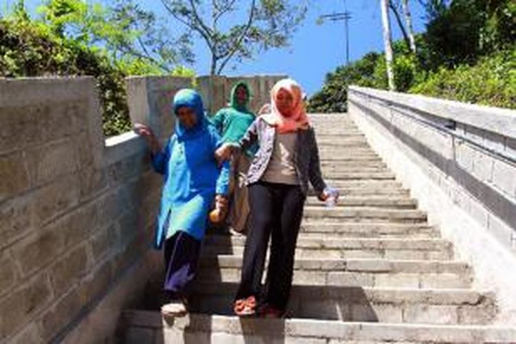 Warga berjalan melintasi tangga obyek wisata Janjang Koto Gadang di Kota Bukittinggi, Sumatera Barat, Sabtu (1/6/2013). Janjang Koto Gadang atau Tangga 