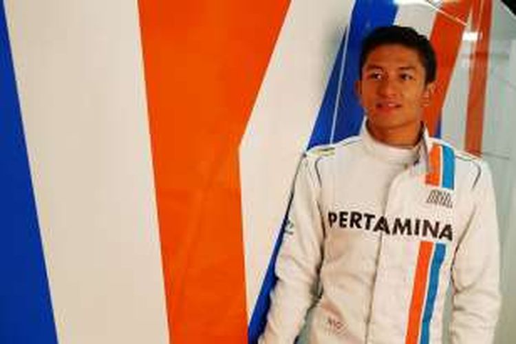 Pebalap Manor Racing asal Indonesia, Rio Haryanto, berpose saat sesi pemotretan di Barcelona, Minggu (21/2/2016).