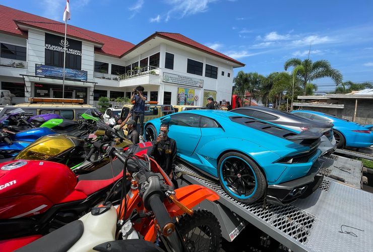 BERITA FOTO: Deretan Mobil dan Motor Mewah Doni Salmanan yang Disita Negara