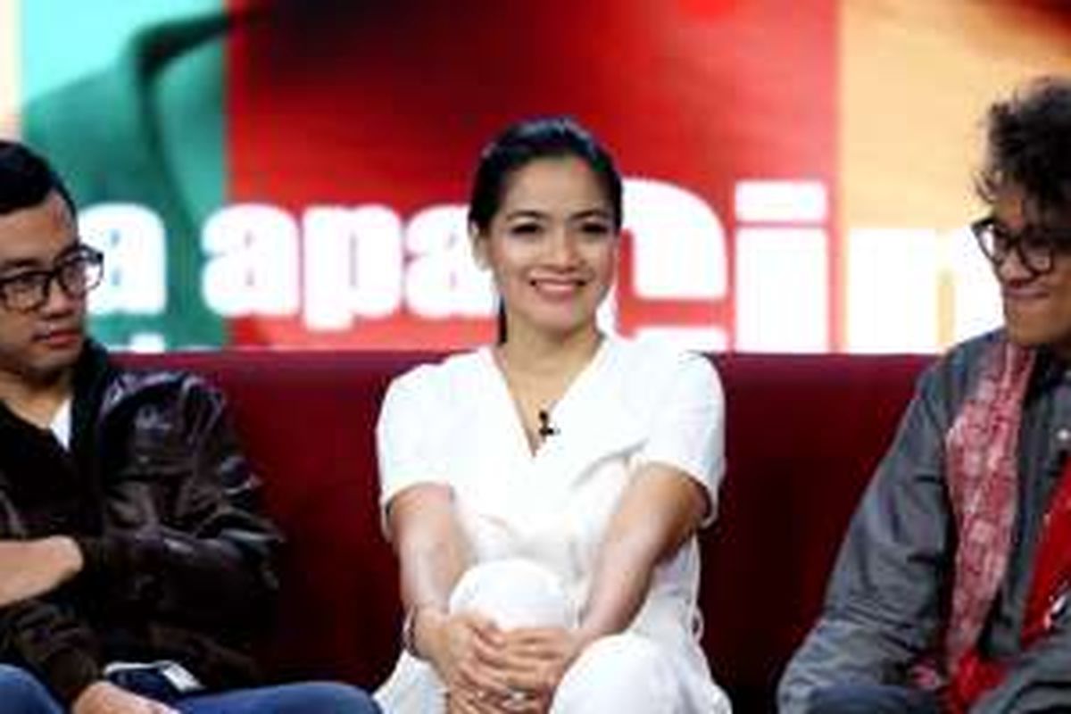 Pemain film Ada Apa Dengan Cinta (AADC) 2 Dennis Adishwara, Titi Kamal dan sutradara Riri Riza saat syuting di Studio Kompas TV, Jakarta, Senin (2/5/2016). Film drama romantis produksi Miles Productions ini tayang di bioskop mulai 28 April lalu.