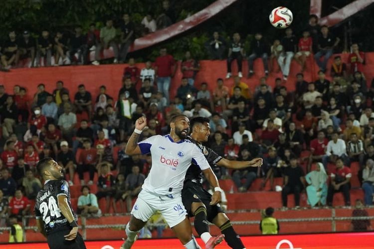 Dalberto Luan Belo kala berduel udara dalam laga Super League 2025-2026 Semen Padang vs Arema FC di Stadion H. Agus Salim, Senin (3/11/2025).