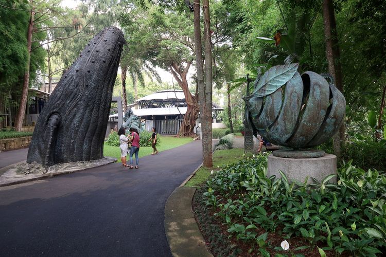 suasana teduh di NuArt Sculpture Park, dengan hiasan patung karya Nyoman Nuarta.
