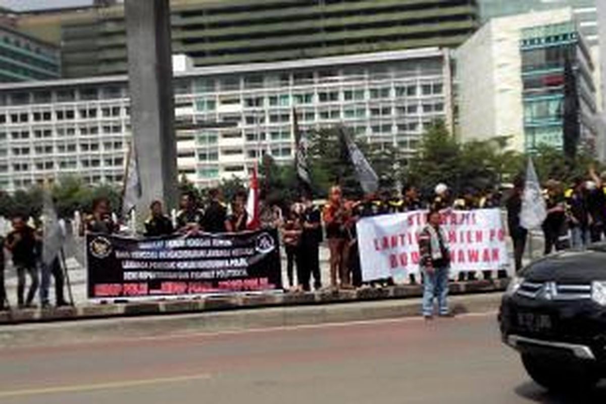 Massa GMBI berkumpul di Bundaran HI dukung pelantikan Komjen Budi Gunawan, Senin (16/2/2015).