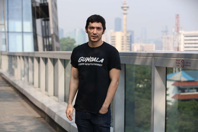 Aktor Abimana Aryasatya berperan sebagai Sancaka atau Gundala dalam film Gundala saat promo film di Kantor Redaksi Kompas.com di Menara Kompas, Jakarta, Kamis (20/6/2019). Film Gundala akan tayang di bioskop mulai 29 Agustus 2019.