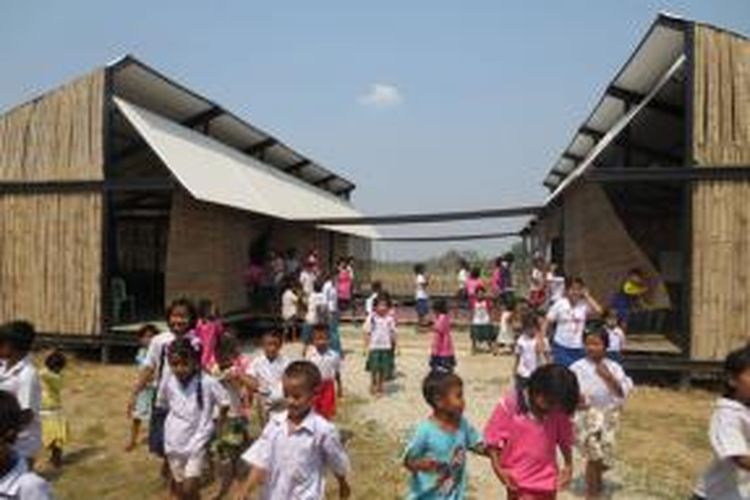 Berangkat dari semangat untuk mengembalikan hak yang dimiliki anak-anak ini, arsitek asal California, Amerika Serikat, Amadeo Bennetta dan Dan LaRossa membuat sekolah-sekolah sederhana di perbatasan Thailand-Myanmar. 