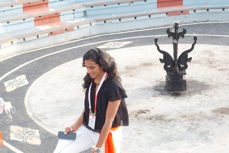 Tunggal Putri India Pusarla Venkata Sindhu dan sejumlah pebulu tangkis lainnya mengisi waktu luang jelang Indonesia Open 2021 dengan menyambangi Pura Uluwatu untuk meyaksikan Tari Kecak pada Senin (22/11/2021).