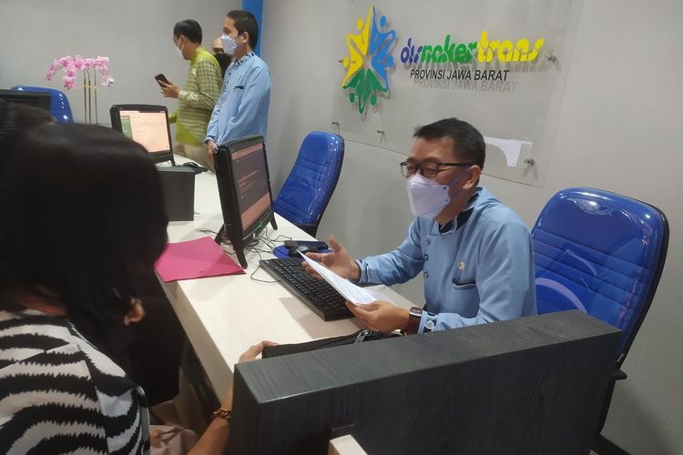 Seorang petugas Disnakertrans Jabar tengah melayani para pencari kerja di The New GLIK. Layanan ini bisa juga diakses secara online.