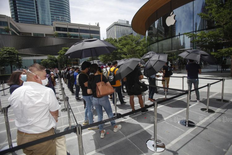 Antrean pengunjung di hari pertama pembukaan Apple Central World Bangkok.