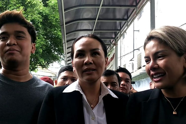 Nikita Mirzani, Fitri Salhuteru dan Billy Saputra saat mendatangi Pengadilan Negeri Jakarta Selatan, Ampera, Senin (24/2/2020).