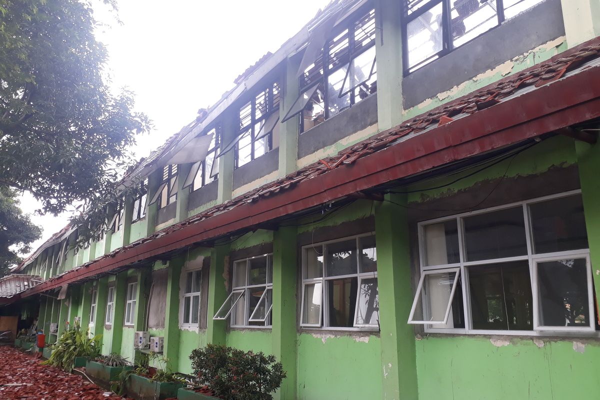 Bangunan kelas di SMKN 24 Jakarta, Cipayung, Jakarta Timur, roboh, Jumat (21/2/2020).