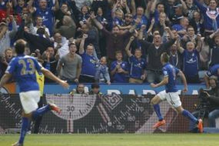 Pemain Leicester City, Jamie Vardy (kanan), merayakan gol ke gawang Manchester United pada laga Premier League di Stadion King Power, Leicester, Minggu (21/9/2014).