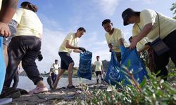 Aksi Beach Clean-Up di Labuan Bajo Peringati Hari Laut Sedunia