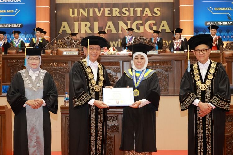 Gubernur Jawa Timur Khofifah Indar Parawansa dianugerahi gelar honoris causa oleh Universitas Airlangga. 