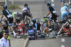 Puluhan Pebalap Bertabrakan Jelang Finis Etape Pertama Tour de France