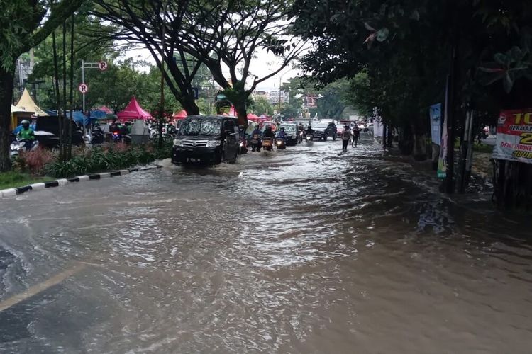 Banjir menggenangi Jalan Raya A. Yani, Kecamatan Blimbing, Kota Malang, Jawa Timur, Sabtu (16/4/2022).