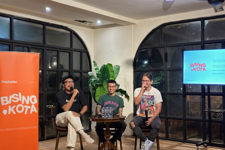 Co-Founder Pure Evil, Ekrig (tengah) dan Head of Musica Merch, Arie Haryanto (kanan) dalam Diskusi Bising Kota Jabodetabek bertema Merchandise Jadi Penyelamat Ekonomi Musisi di Jakarta, Senin (4/3/2024).