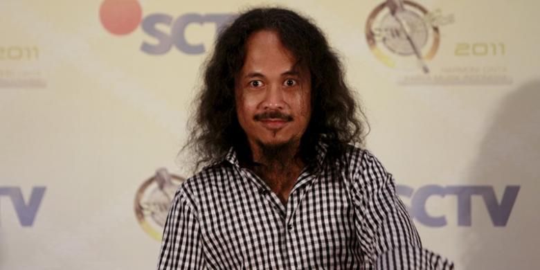 Paranormal Ki Joko Bodo berpose saat menghadiri ajang penghargaan 'SCTV Music Awards 2011' di Pekan Raya Jakarta Hall D, Kemayoran, Jakarta Utara, Jumat (29/4/2011).  