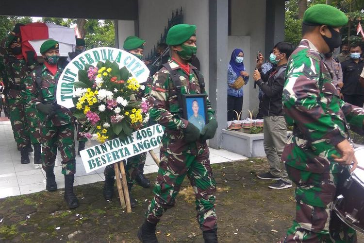 The funeral of Private First Class Ginanjar Arianda in Banjar, West Java, Wednesday (17/2/2021)