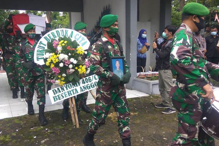 Jenazah Pratu Anumerta Ginanjar Arianda saat tiba di Taman Makam Pahlawan Kusumah Bangsa Kota Banjar, Jawa Barat, Rabu (17/2/2021).