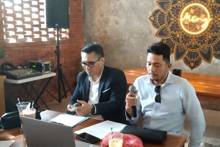 Jamien Ginting bersama kliennya Johan Morgan. KOMPAS.COM/Yohanes Valdi Seriang Ginta