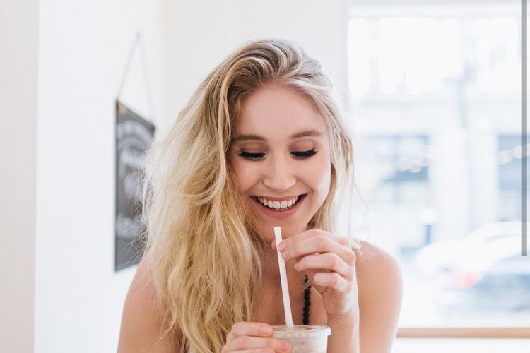 Fitness blogger Sophie Gray kini banyak mengunggah foto makanan sambil berbagi pesan body positivity.