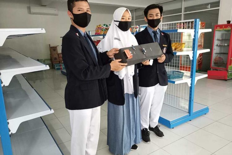 ALAT PENDETEKSI—Inilah alat pendektsi jaga jarak yang dibuat tiga siswa SMA Muhammadiyah I Ponorogo. Hasil kreasi tiga pelajar itu menyabet juara pertama perlombaan Jatim Education Competition dari Gubernur Jawa Timur, Khofifah Indarparawansa. Ketiga pelajar itu memberikan nama inovasi tersebut sebagai alat pembatas jarak pada antrian tempat perbelanjaan untuk mengurangi penyebaran virus covid-19 di era tatanan kehidupan baru.