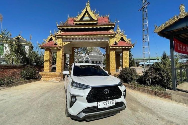 Pasangan Alvin Tang dan Lussiana Rossi, menggunakan mobil Toyota Veloz dari Indonesia ke China. 