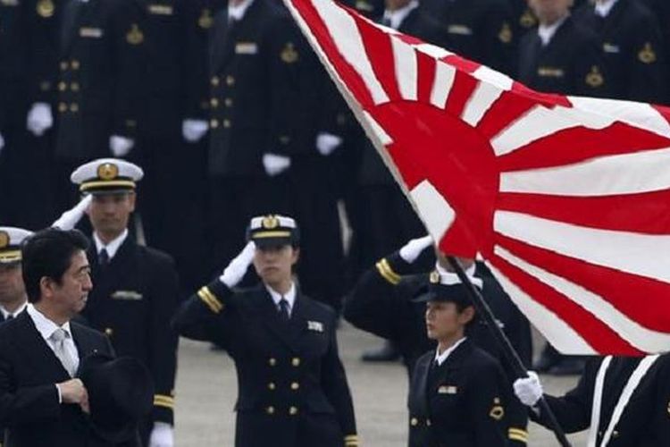 Perdana Menteri Shinzo Abe bersama militer Jepang.