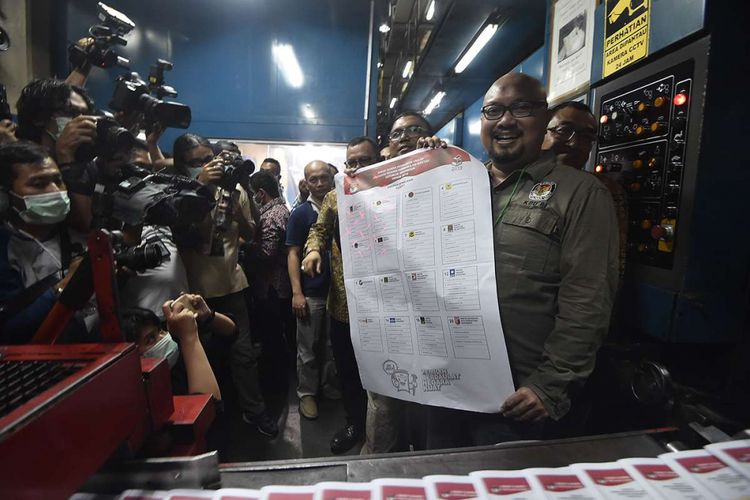 Komisioner KPU Ilham Saputra menunjukkan surat suara legislatif kepada awak media saat pencetakan di Jakarta, Minggu (20/1/2019). Komisi Pemilihan Umum (KPU) resmi memproduksi surat suara untuk kebutuhan Pemilu 2019, total sebanyak 939.879.651 surat suara yang dicetak serentak di lima percetakan konsorsium ditambah satu perseroan terbatas selama tiga bulan kedepan.