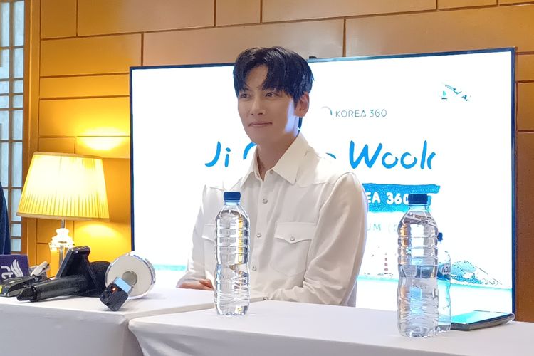 Aktor Korea Selatan Ji Chang Wook saat konferensi pers sebelum acara fansign KOREA 360 di Lotte Mal, Jakarta Selatan, Minggu (12/5/2024).
