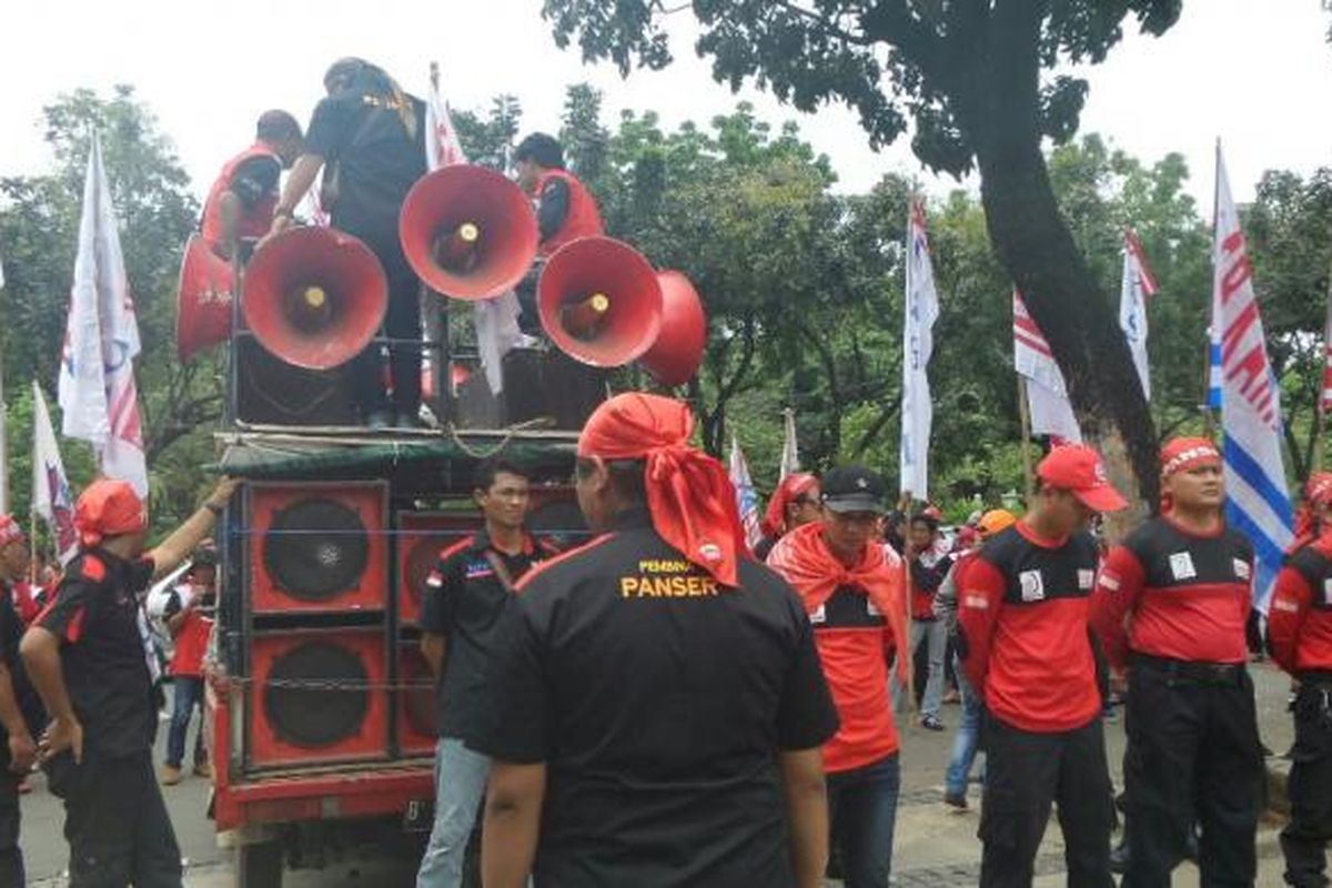 Kelompok buruh melakukan demo di depan Balai Kota DKI Jakarta, Jalan Medan Merdeka Selatan, Kamis (27/10/2016). 