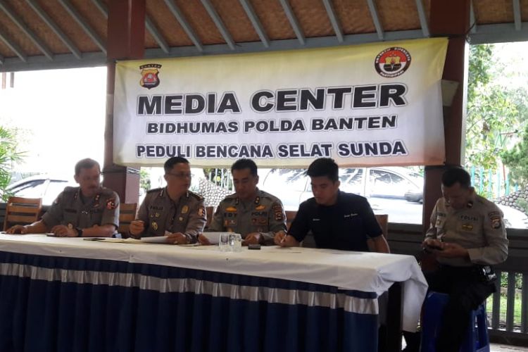 Konferensi pers perkembangan terkini Tsunami Selat Sunda di Media Center Posko Bencana Polda Banten, Senin (24/12/2018). 