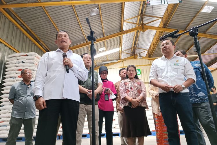 Direktur Utama Perum Bulog Budi Waseso melakukan sidak di Pasar Induk Beras Cipinang, Jakarta Timur, Jumat (3/2/2023).